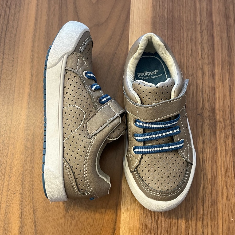 Toddler shoes in EUC! Easy on with Velcro closure